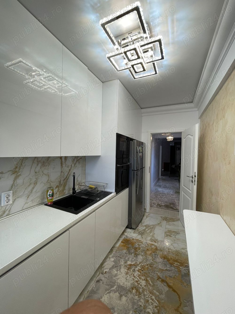 Casă 3 camere 2 băi și curte 75 mp finisată și mobilată lux — fotografia 3