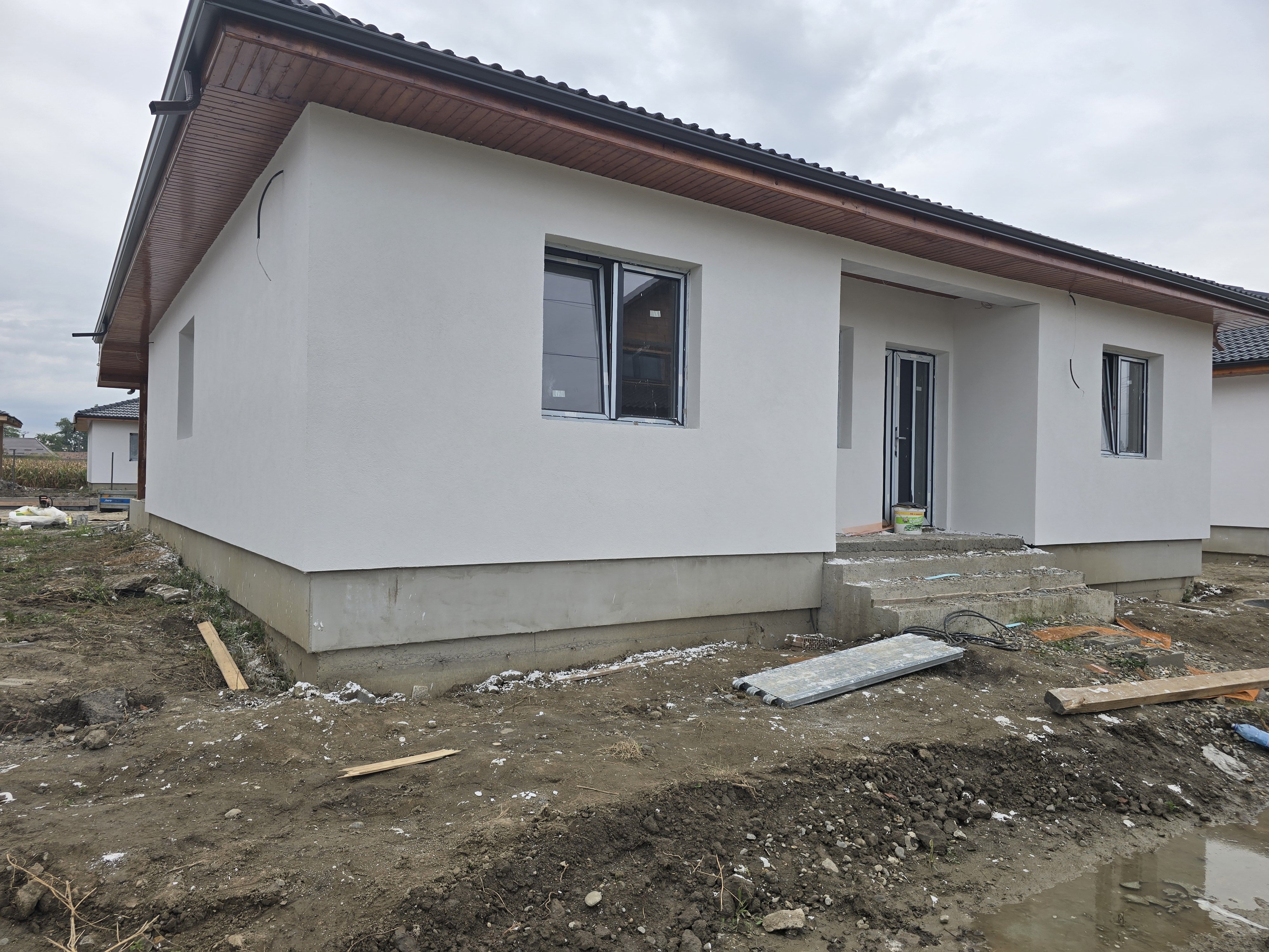 Casă 4 cam,2 băi,terasă acoperită,500mp.teren,gard,pavaj. — fotografia 8