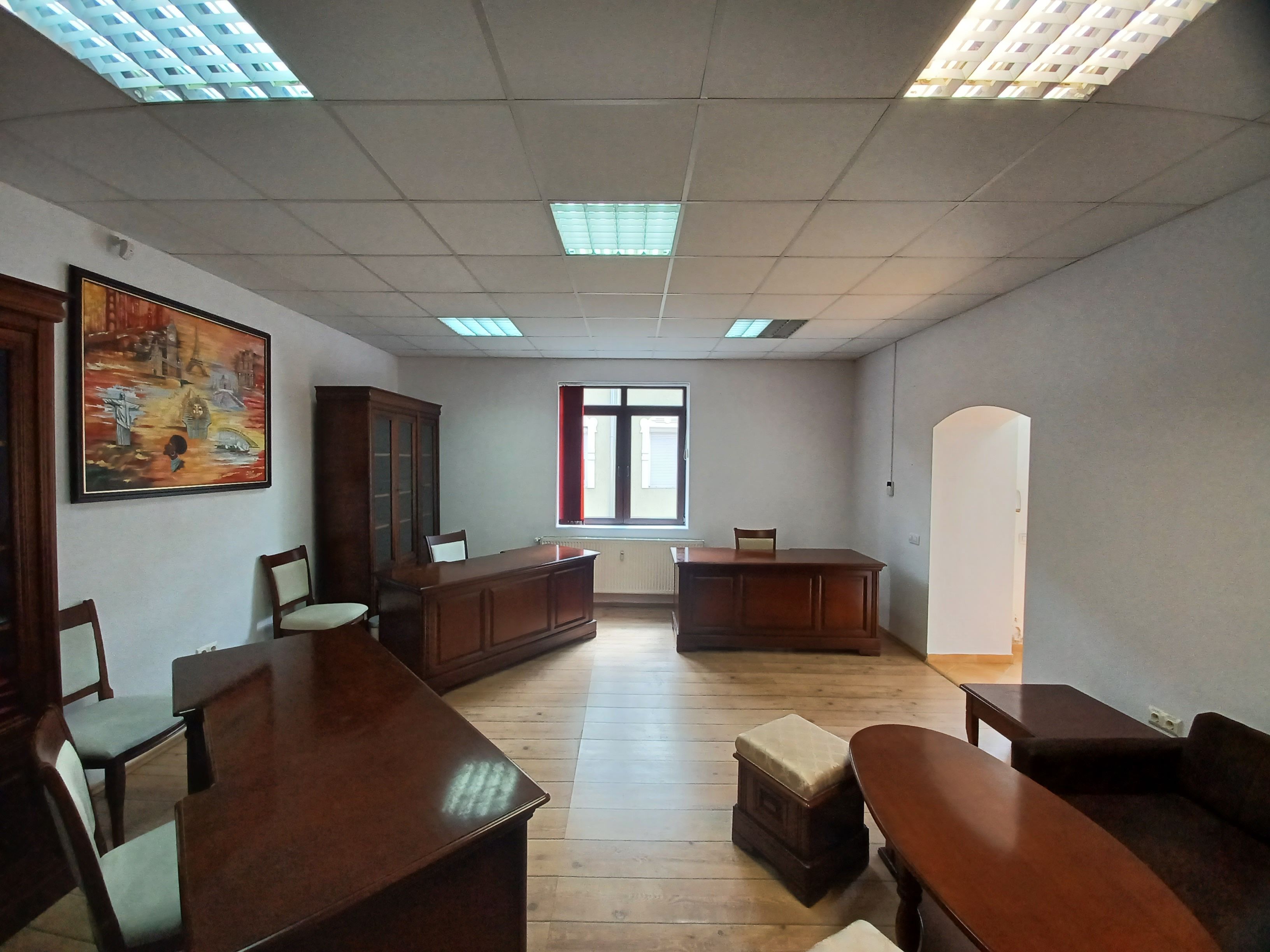 Birou, central, Ady Endre Oradea, 40 mp. 390 E neg. Comision 0 — fotografia 3