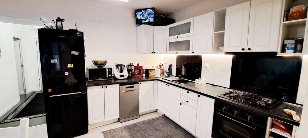 Casă de vânzare !! 3 camere, 2 băi, 3 dresinguri, cameră tehnică, pivniță, 2 garaje — fotografia 3