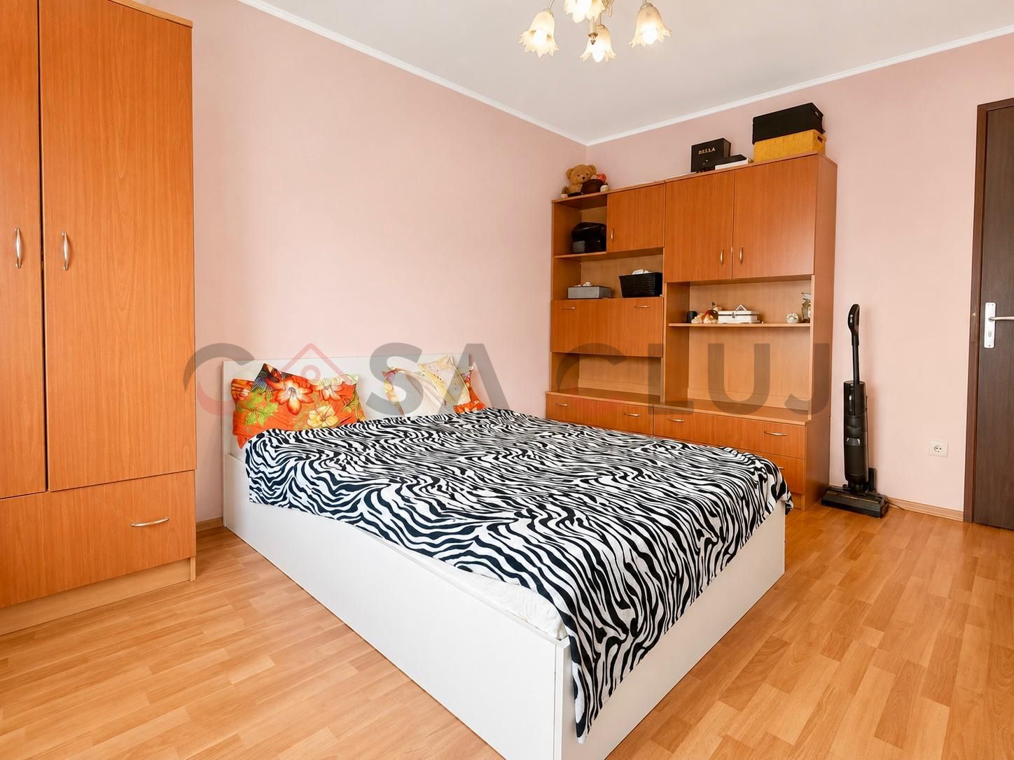 3 camere decomandate, etaj intermediar, zona Primăverii