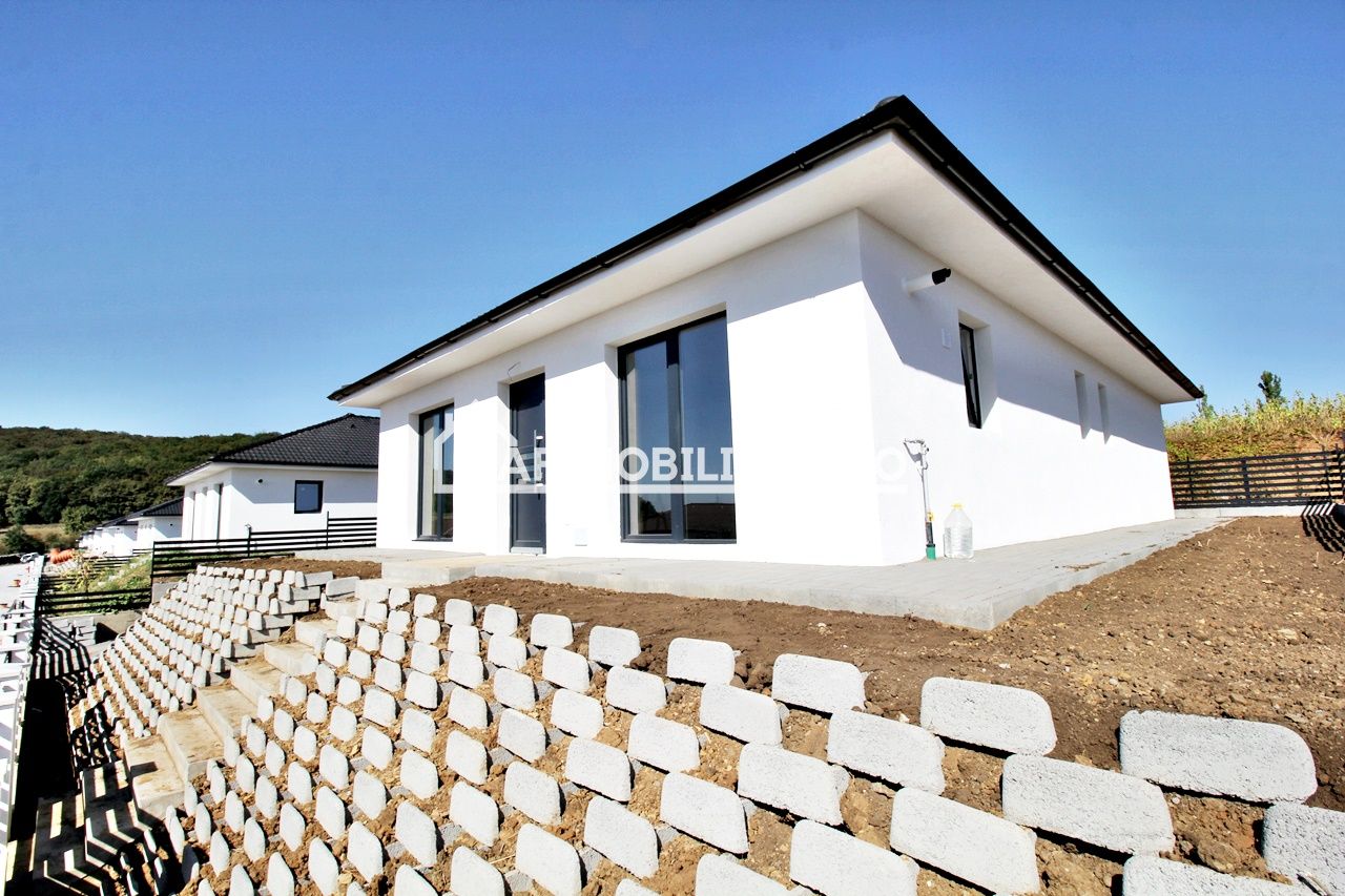 Casa pe 1 nivel,4 camere,2 bai,110 mp.1 dressing,500mp teren — fotografia 2