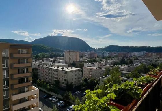 Un apartament în care priveliștea către Tâmpa face parte din experiența de zi cu — fotografia 3