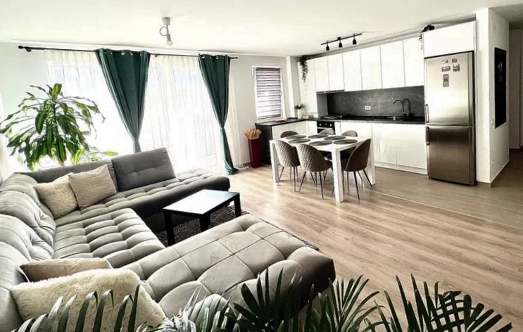 Un apartament în care priveliștea către Tâmpa face parte din experiența de zi cu — fotografia 4