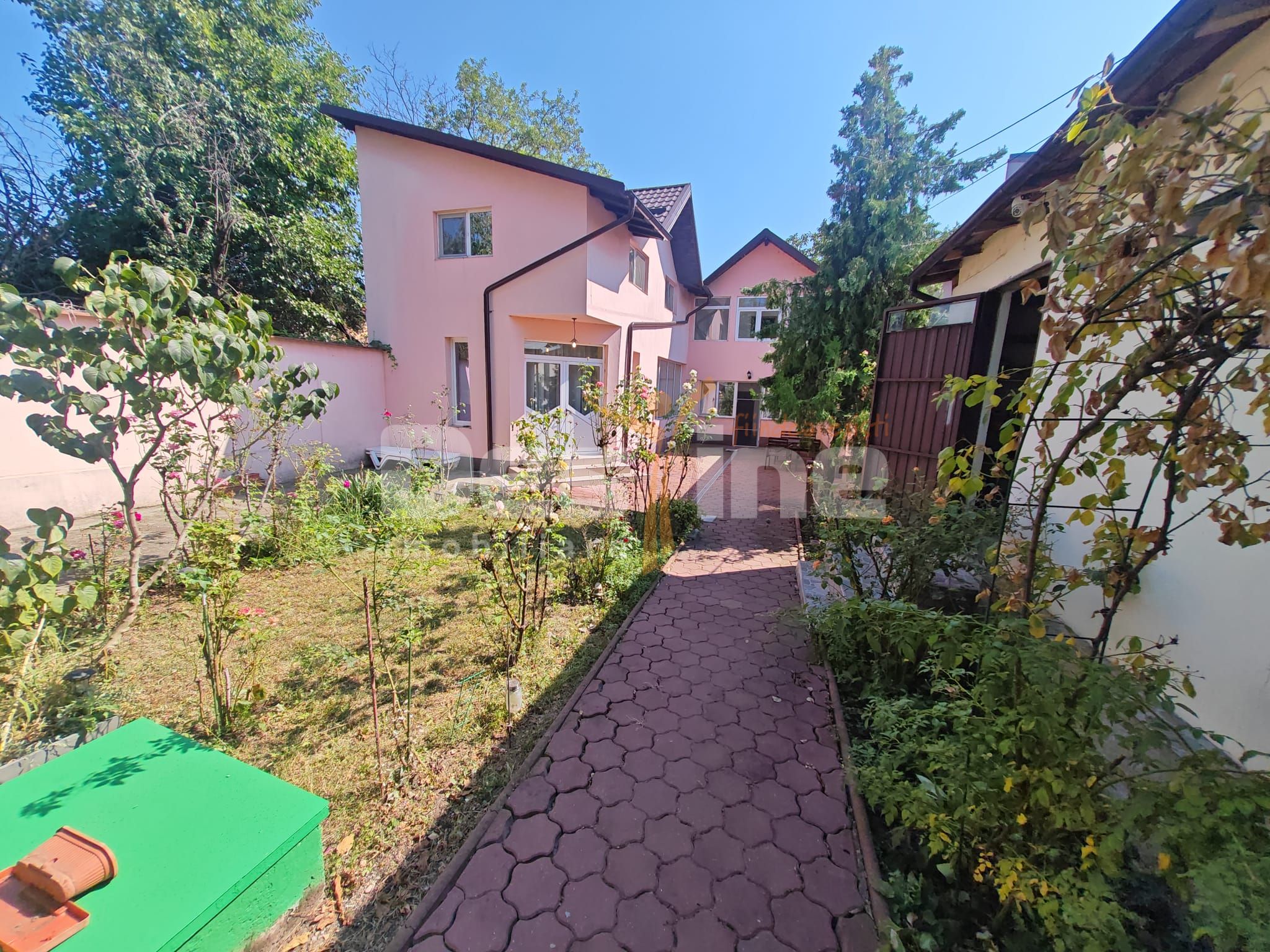 Casă spațioasă cu 7 camere, ideală pentru familie numeroasa