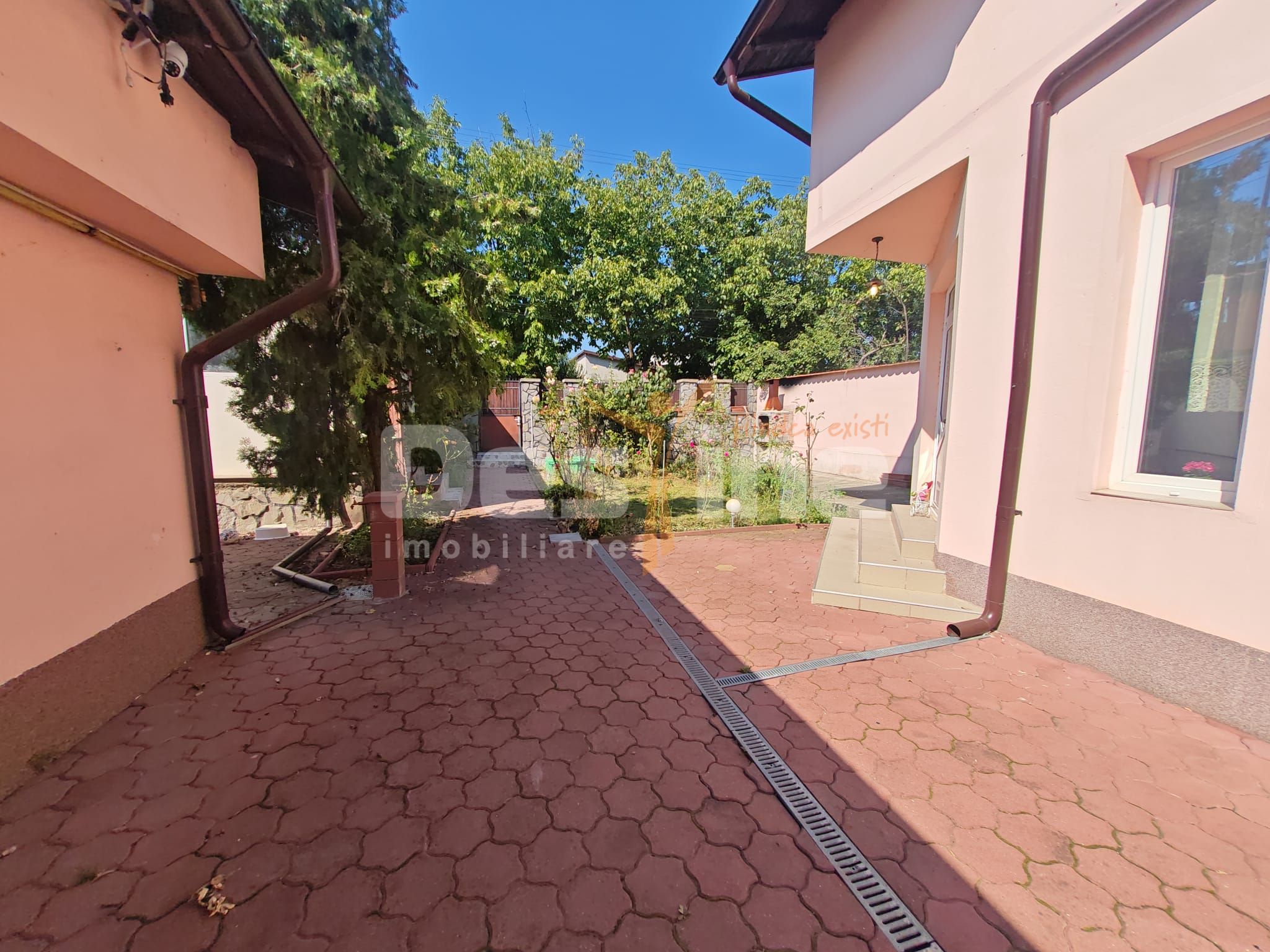 Casă spațioasă cu 7 camere, ideală pentru familie numeroasa — fotografia 3