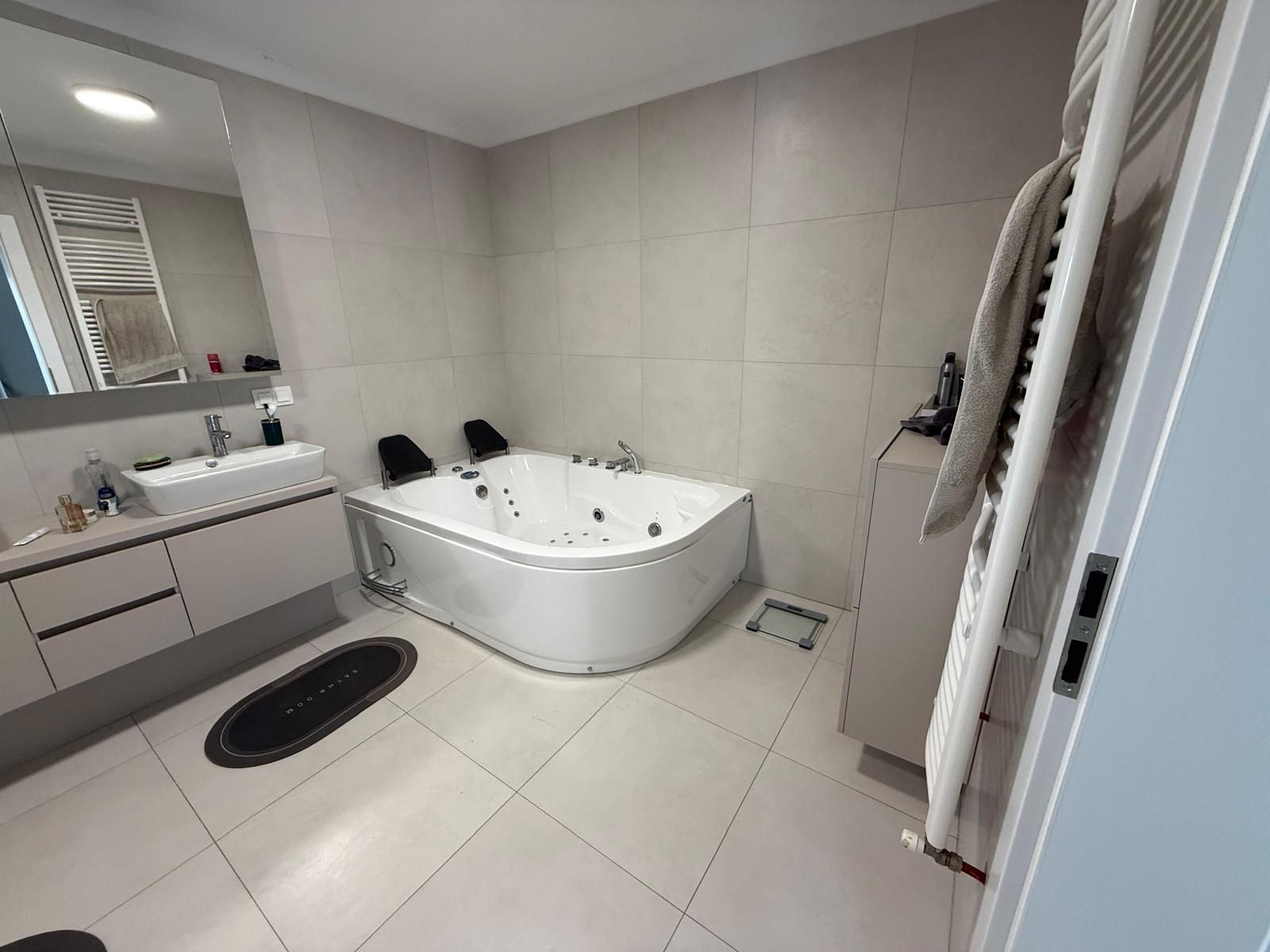 Apartament bloc NOU,4 camere,3 bai,2 terase,parcare privată — fotografia 15