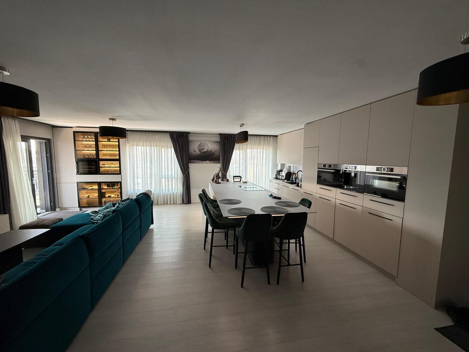 Apartament bloc NOU,4 camere,3 bai,2 terase,parcare privată — fotografia 2