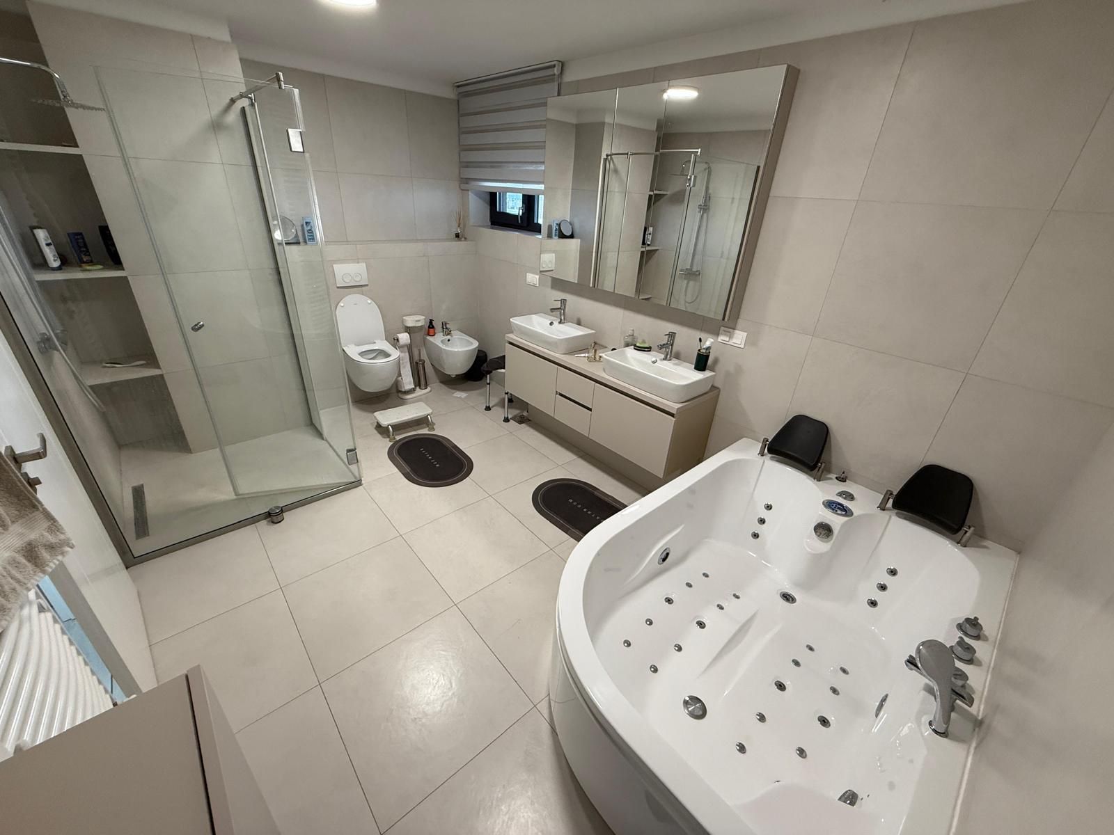 Apartament bloc NOU,4 camere,3 bai,2 terase,parcare privată — fotografia 5