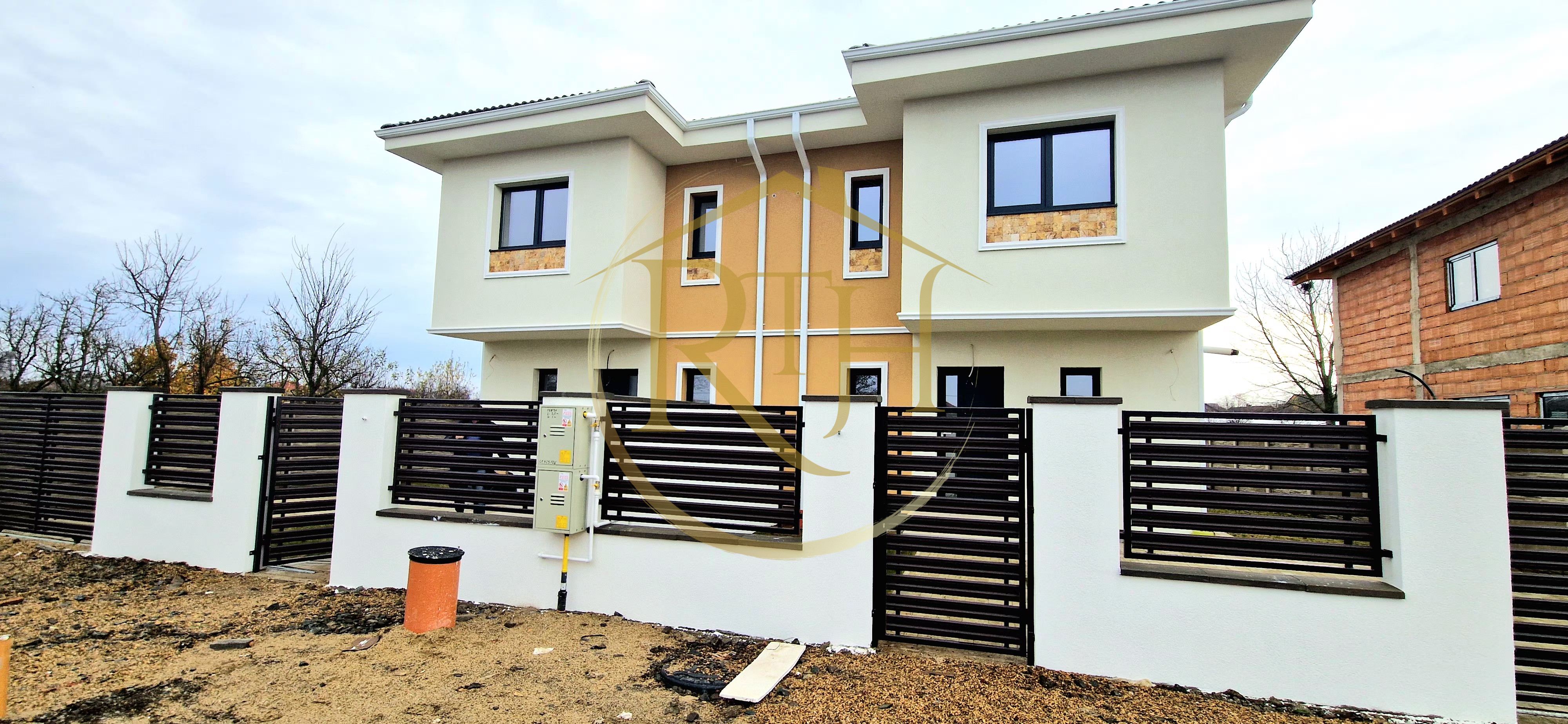 Duplex de vanzare cu 4 camere,2 bai,250 mp teren-Mosnita Veche zona Centrala.
