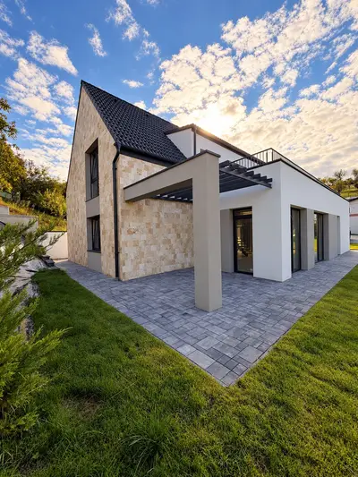 Casa individuala 6 camere, 5 bai, terasa la etaj, curte, P+ET+POD
