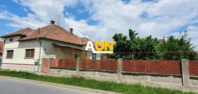 Casa cu 3 camere, 600 mp teren, deschidere la doua strazi, Centru