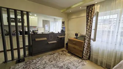 Apartament cu o cameră, modificat în stil open-space, situat în cartierul Tudor Vladimirescu,