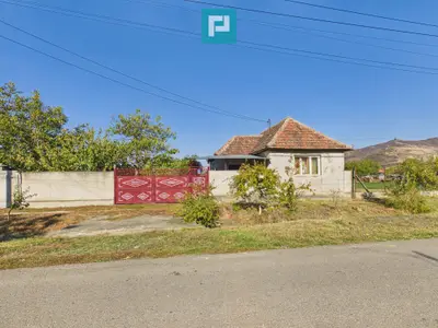 Casă din cărămidă cu teren 1570 mp, Șiria