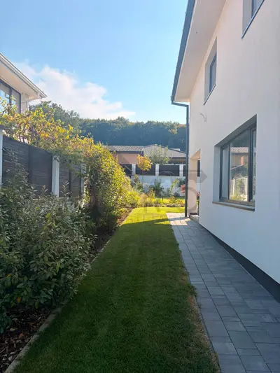 Acasă, aproape de pădure — casă cu grădină în stil britanic, de vânzare în Corunca