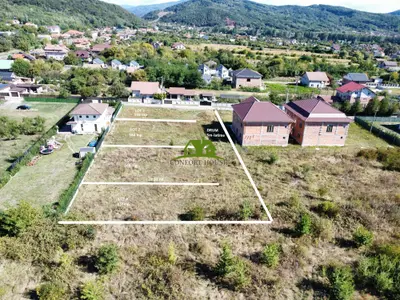 4 loturi de teren intravilan în Bujoreni pe strada Piscinei