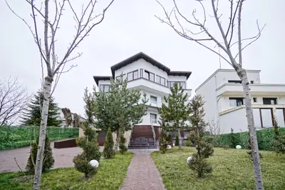 👉 Vilă spectaculoasă pe lac – Ghermănești | 552 mp | Terasă, ponton,