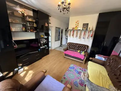 Ap 3 camere - rezultat din alipirea a 2 garsoniere - 62 mp - parter
