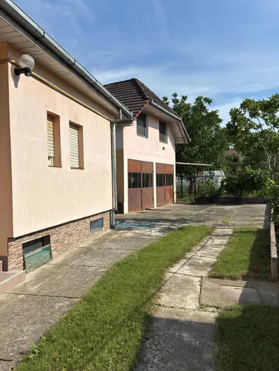Casă deosebită cu grădină liniștită aproape de centru
