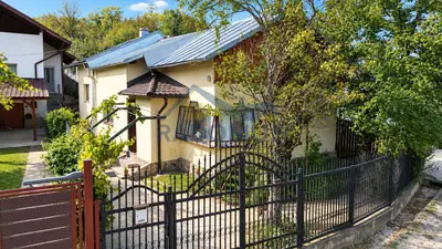 Casă cu 3 camere, anexe și livadă – Lopatnița, Șoimari