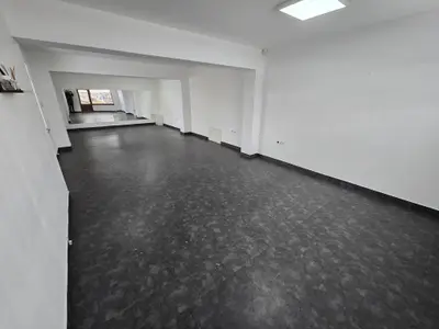 Spatiu comercial cu vitrină la strada si baie proprie