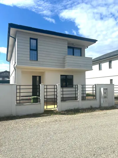 Casă de închiriat | 5 camere | Curte de 400 mp | Corbeanca