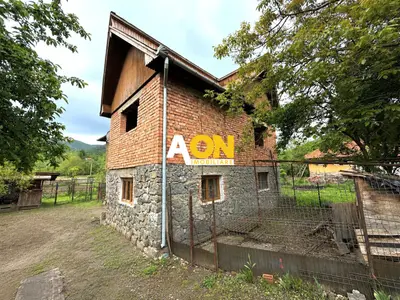 Casă cu 7 camere de vânzare în Meteș, 810 mp teren