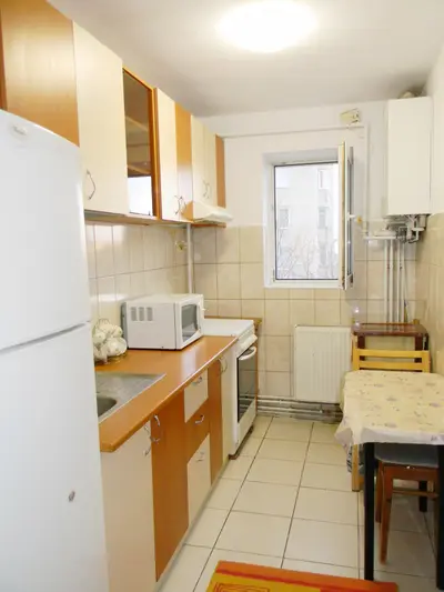 Apartament cu 3 camere mobilate,cartier Tractoru