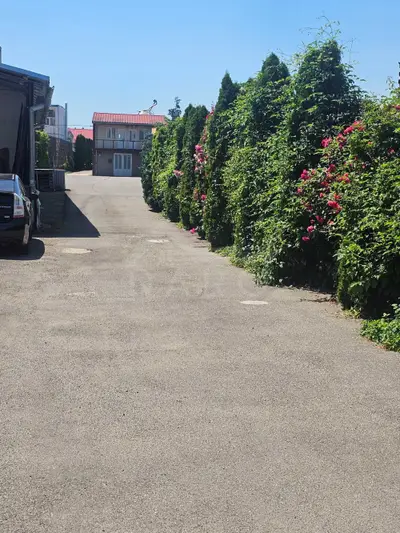 De închiriat spatiù comercial