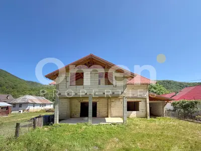 Casa la rosu de 304 mp utili, in Baita,Maramure-colț de rai într-o zonă retrasă