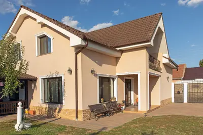 Vilă P+M, Clujului, 190 mp, teren 520 mp, singur în curte. 225 000 E
