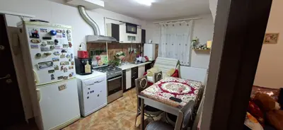BRASADAS vinde ap 2 cam etaj 2 pe Botizului.