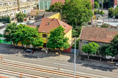 Imobil versatil D+P+E+M | Arteră principală Arad | Curte cu acces auto
