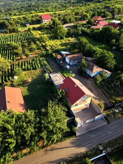 Casă individuală 4 camere 2 garaje 150 mp + anexa și gradina