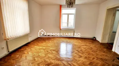 Casa 5 camere,3 băi,180 mp.teren 371 mp.Central