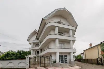 De inchiriat CASA spatioasa si curte proprie Gavana -Alunului