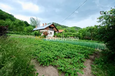 Casa cu teren generos - 4696 mp Apa Sarata - Campulung !!