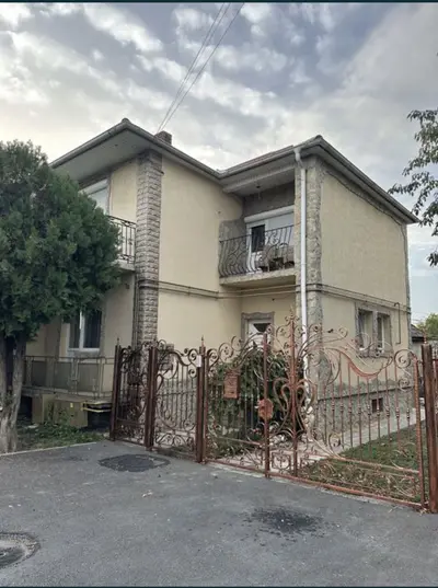 BRASADAS vinde PARTERUL unei case in zona Botizului.