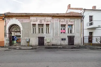 Casă interbelică cu tavane înalte, demisol și curte, în centru!