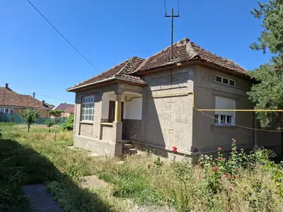 BRASADAS vinde casa 3 cam cu teren 5 ari in 14 Mai.
