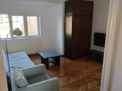 BRASADAS închiriază garsoniera la etajul 1/3 - Unirii.