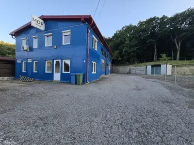 Spatiu comercial 360 mp, teren 1000 mp.4 boxe cu elevator