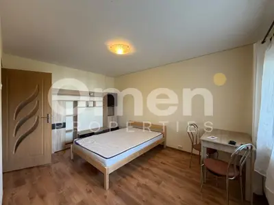 Garsoniera de inchiriat | etaj intermediar | zona liceului Emil Racovita