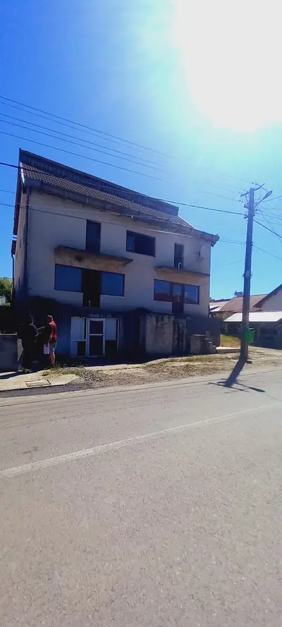 Vânzare urgentă! Clădire comercială cu potențial ridicat, în centrul satului Guruslău – 1000 mp teren!