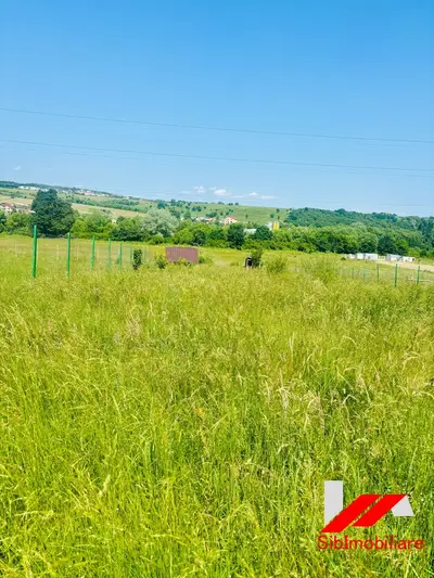 Teren intravilan 800 mp incercuit cu fantana si lac de vanzare in Cisnadie