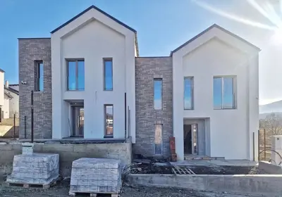 Casă tip duplex cu arhitectură deosebită – 117 mp utili + 250 mp teren-Mihai Eminescu