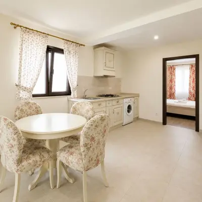 Apartament cu 2 camere la mansardă, complet mobilat și utilat