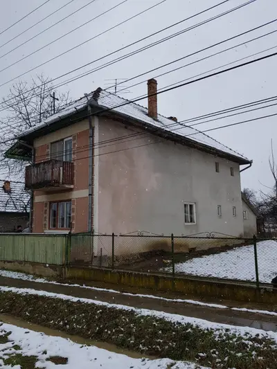 Casa cu 4 camere in com. Pasareni