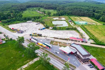 AFACERE FUNCTIONALA - MOTEL, PARCARE TIRURI, CAMPING cu piscina si lacuri
