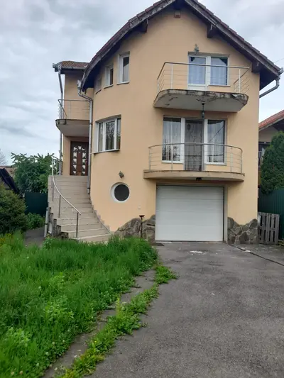 De vanzare casa pe 3 nivele 300mp teren 500mp 5 camere+ living in Mureseni